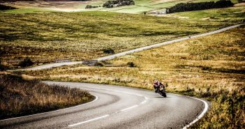 motard route de campagne